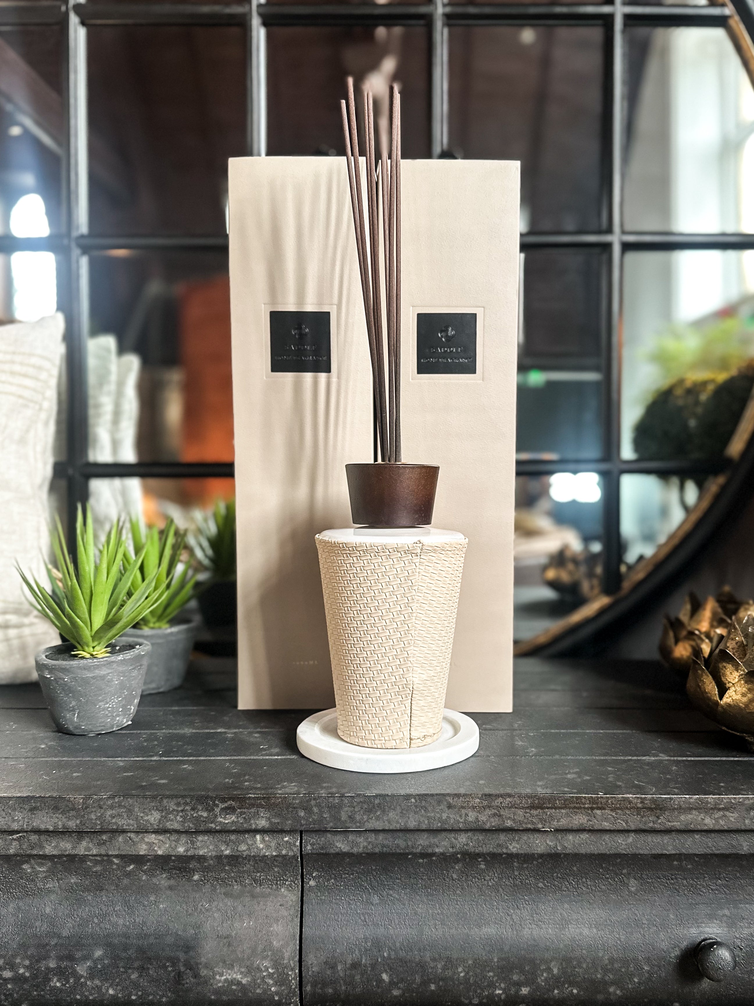 Saddle Diffuser 'Saddle' Leather Diffuser – Zoohause