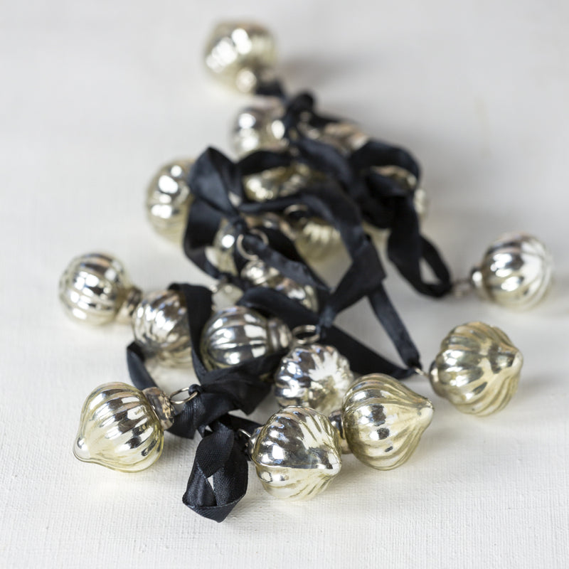 Ribbed Silver Bauble Garland
