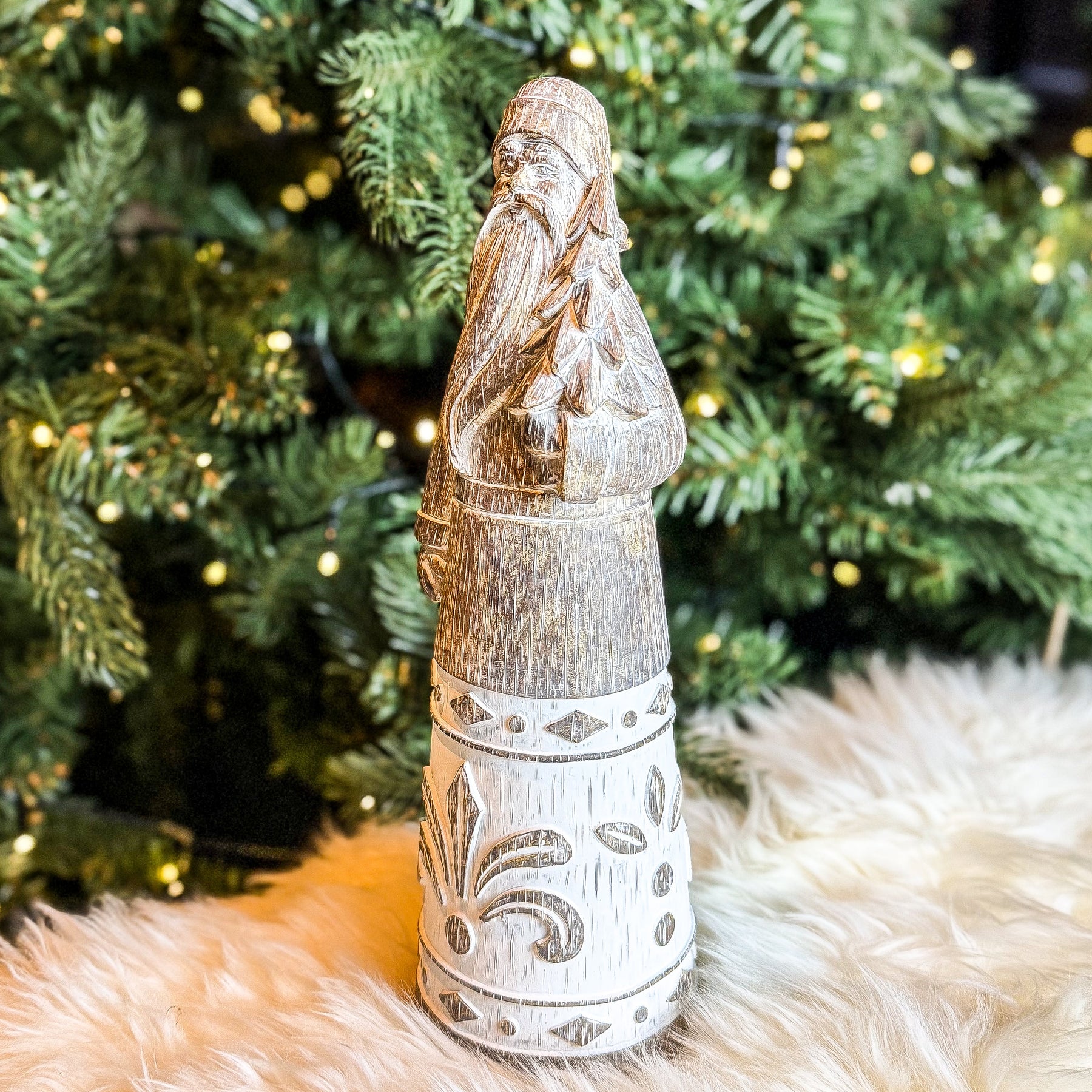 Distressed Painted Santa With Tree – Zoohause